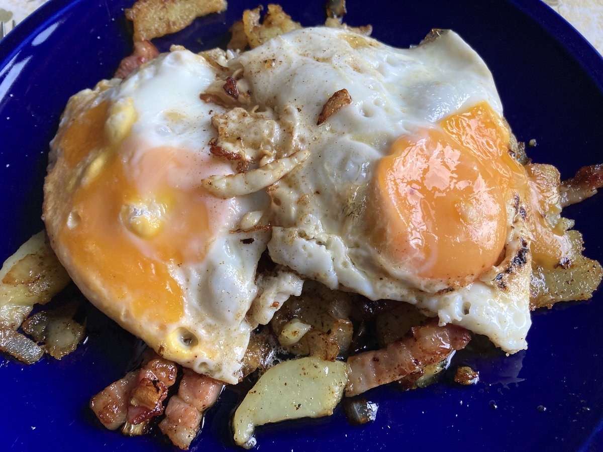 GeorgAlbrecht1's tweet image. es sieht vielleicht optisch nicht super aus oder war nicht sonderlich gesund, … aber es war richtig lecker!!! 😋
#Bratkartoffel #Speck #Spiegelei #Butter