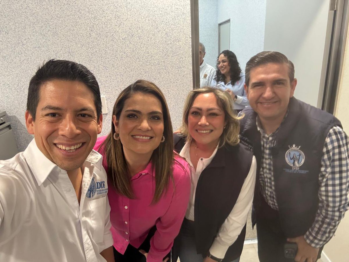 valerialfarog's tweet photo. 🎉 Con mucho cariño felicito al Dr. Juan Carlos Montesinos @dr.juancarlosmontesinos en su cumpleaños.
Le deseo un año lleno de bendiciones, salud y momentos felices junto a su hermosa familia. ✨🎂

¡Muchas felicidades, Doctor! https://t.co/FMxKMIvvKP