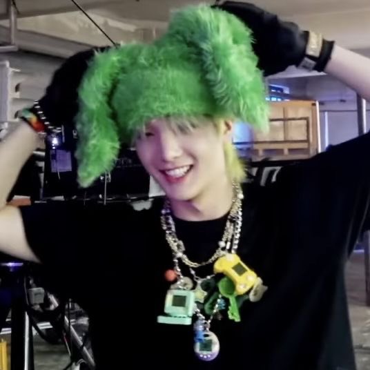 my favorite lil green bunny :((
