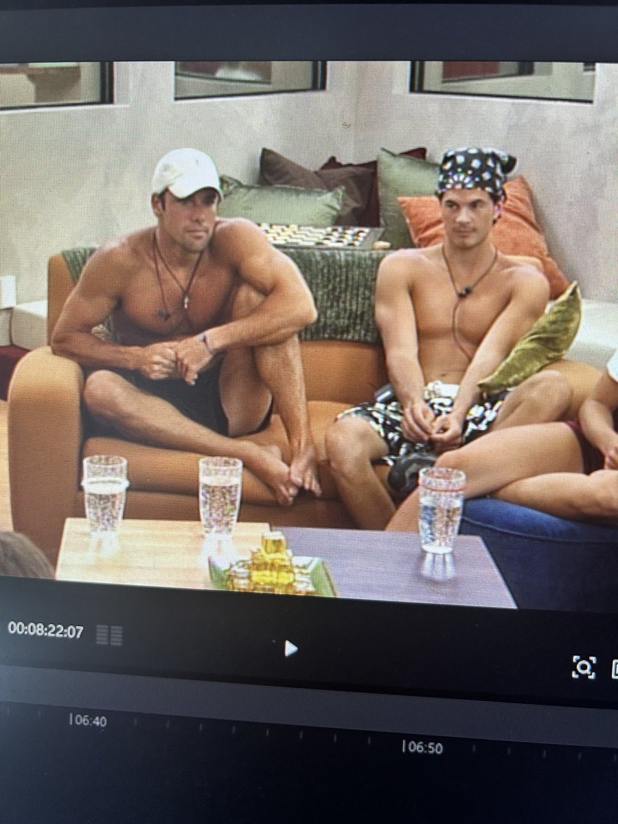 yall see how will is making himself smaller next to hardy????