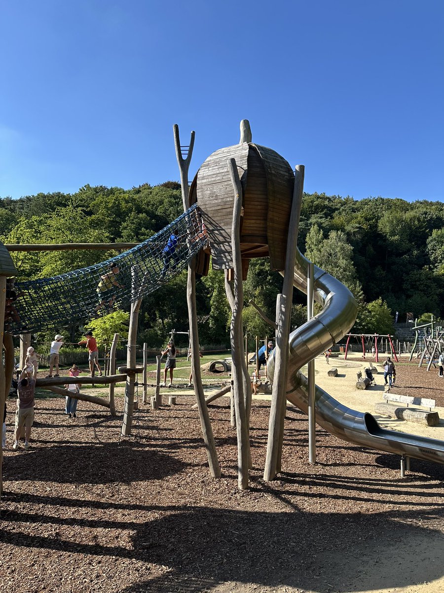 DevMicMac's tweet image. 8월 쓸쓸 마무리 되는데 다들 잘 지내시죠? 
Updates from August!

1 - 벨기에 바닷가 🏖️
2 - 놀이터 🛝
3 - 블뤼셀 축제 🎡
4 - 자전거 경기 🚴 @Arnaud_De_Lie