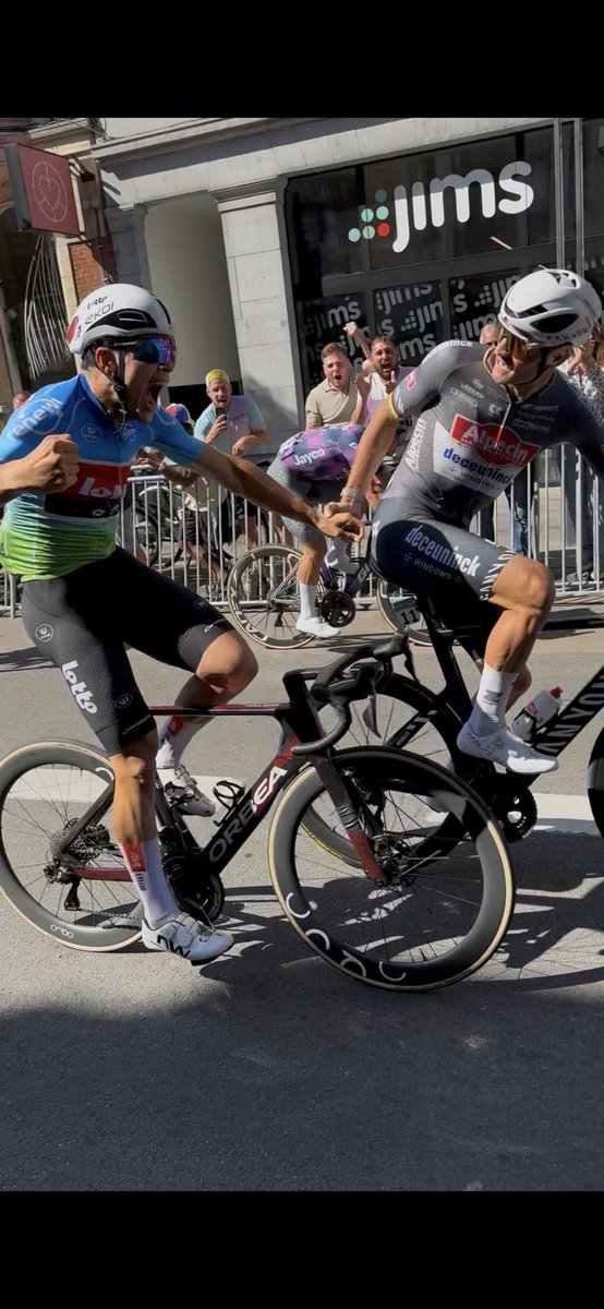 DevMicMac's tweet image. 8월 쓸쓸 마무리 되는데 다들 잘 지내시죠? 
Updates from August!

1 - 벨기에 바닷가 🏖️
2 - 놀이터 🛝
3 - 블뤼셀 축제 🎡
4 - 자전거 경기 🚴 @Arnaud_De_Lie