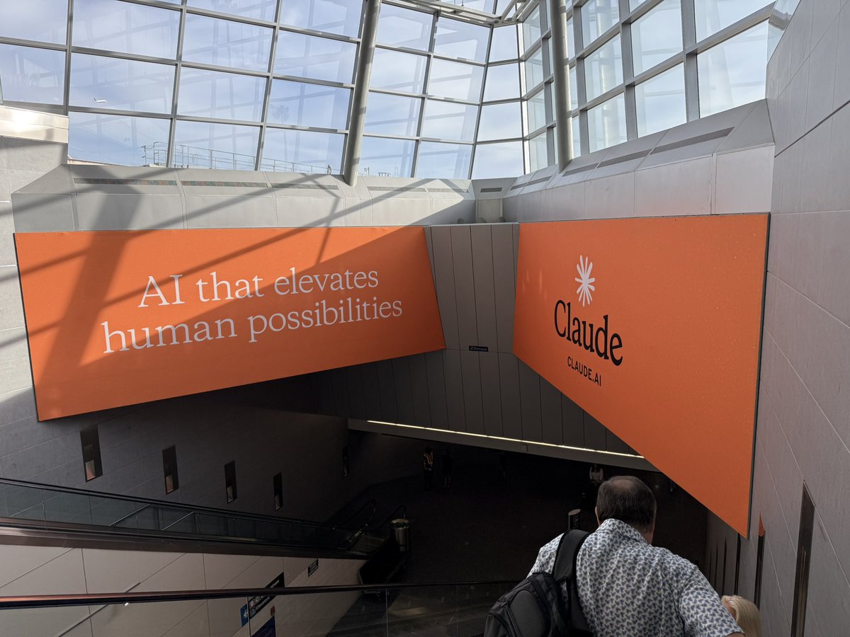 Claude在波士顿机场的巨幅广告
