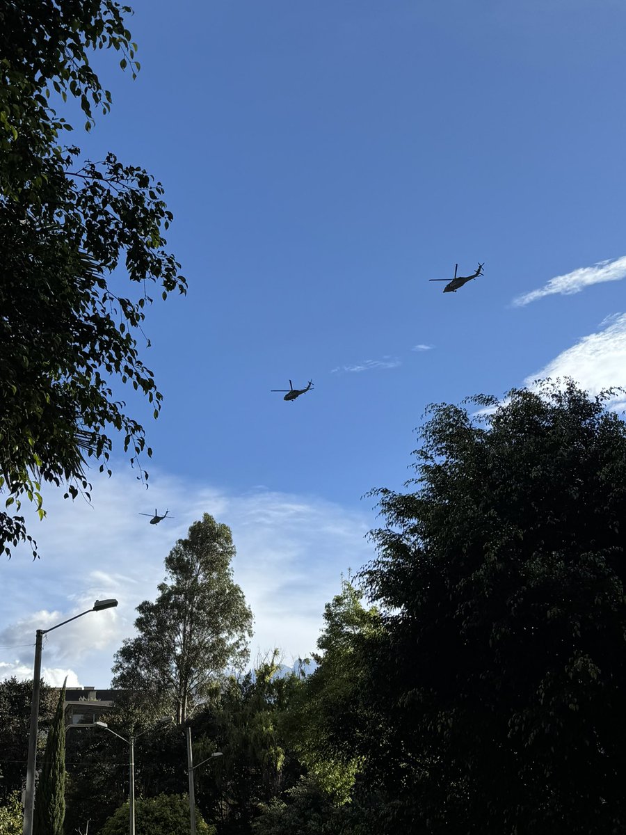 Jacobo Ojeda (@jacobojeda) on Twitter photo Esos tres helicópteros Black Hawk dando vueltas sobre Bogotá qué? Toca ir a comprar papel higiénico o qué? Esos tres helicópteros Black Hawk dando vueltas sobre Bogotá qué? Toca ir a comprar papel higiénico o qué?