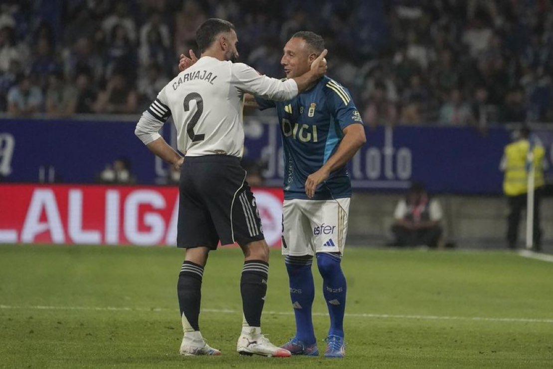 Cazorla saluda a Carvajal en el partido | @MadridXtra