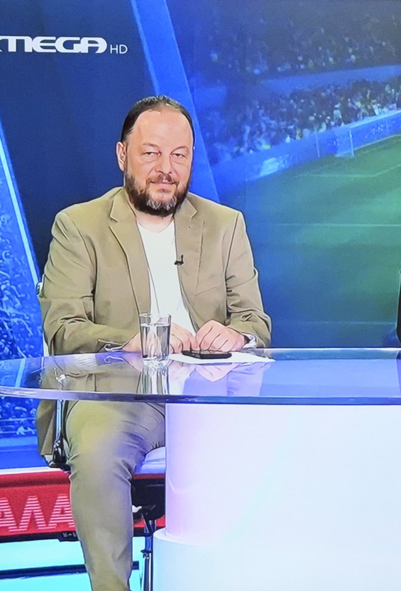 Καμία δουλειά δεν είναι ντροπή εκτός και αν λέγεσαι Σταμάτης Βούλγαρης!

ΥΓ. "Θα περάσεις από Φιλαδέλφεια να μας δώσεις ένα αυτόγραφο ;"χαχα τι λεωωω!

#aekfc