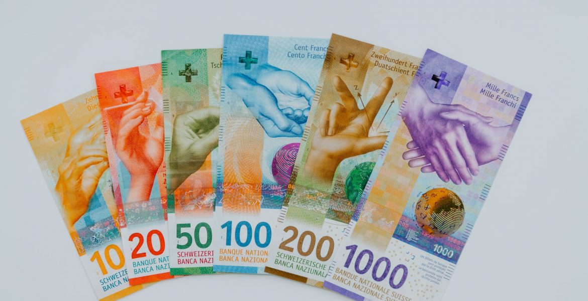 alexanderternst's tweet photo. @uncreativetom To be fair, this was the design of the current banknotes: https://t.co/RzwmfUNwwL The current banknotes in use have some resemblance, mostly in the color, but otherwise look quite different. So the design can still change quite significantly. https://t.co/R007fhEvKx