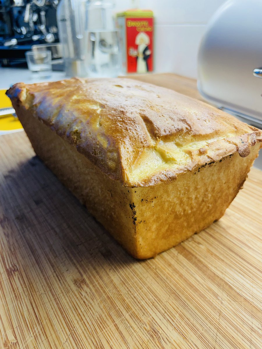 Þetta er Shokupan, japanskt mjólkurbrauð, eða 食パン - eins og við köllum það. Það er ekki ógeðslega vont. Bara hreint ekki. Og það er fluffy eins og ský. Og það verður sýnist mér ekki neitt eftir af því á morgun.