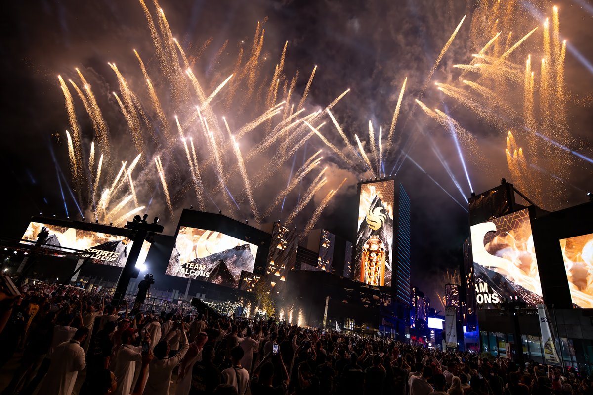 لحظة التتويج تزيّنت بالألعاب النارية 😍

#كاس_العالم_للرياضات_الالكترونية
#حلق_للقمه