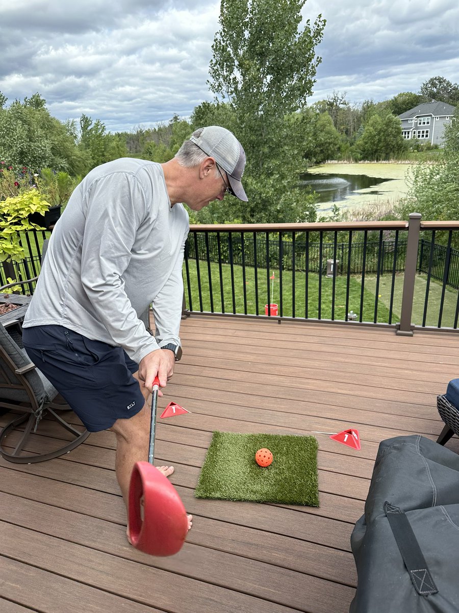 JohnnyMNBets's tweet photo. @BucketGolfGame Coupla beers and a bump and run. @ChrisPomey1 https://t.co/aMWSBrjtlC