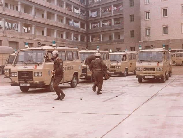 Después de los grises del hdlgp Franco... Vinieron los marrones... Anda que no daban palos... Un día estaban de gris al otro de madero..