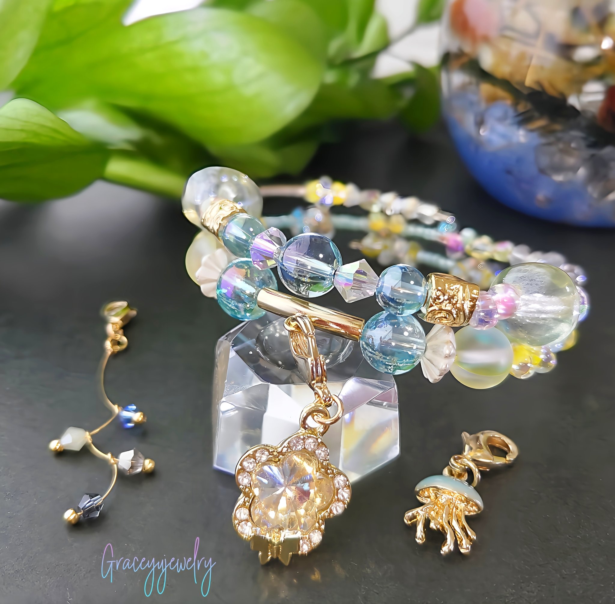 【ゆきゆっきー❄️様】1216.天然石　琉球ガラス　桜　じゃれ猫　レジン　チャーム Graceyujewelry🍀 天然石コイルブレスレット✢ ハンドメイド