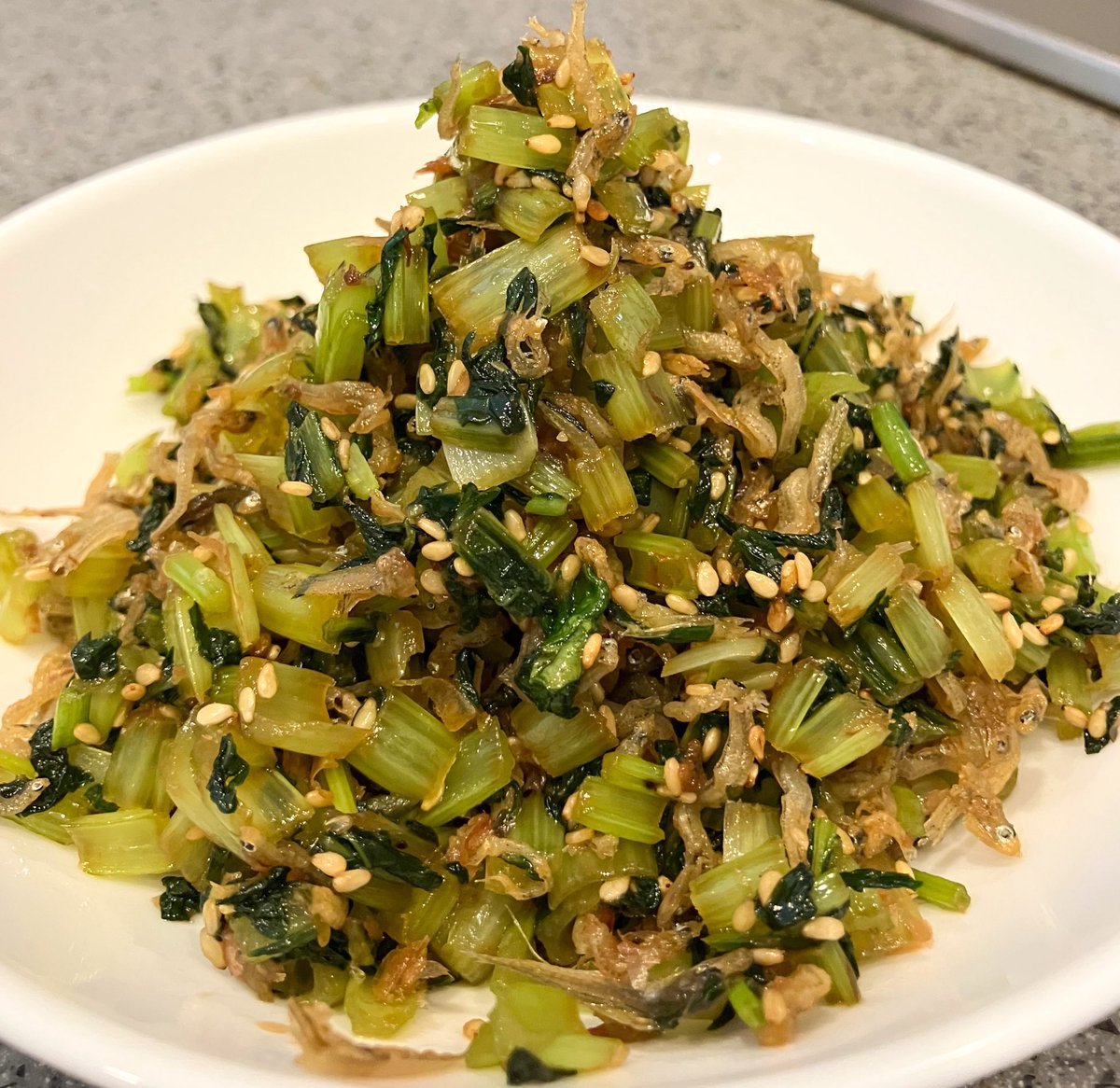 小松菜1束を細かく刻み、ごま油大2でちりめんじゃこと共に中火で炒める。醤油・酒・みりん各大2を加え、強火で水分を飛ばし、かつお節1袋、白ごま大1を加えて和えると美味しく仕上がる