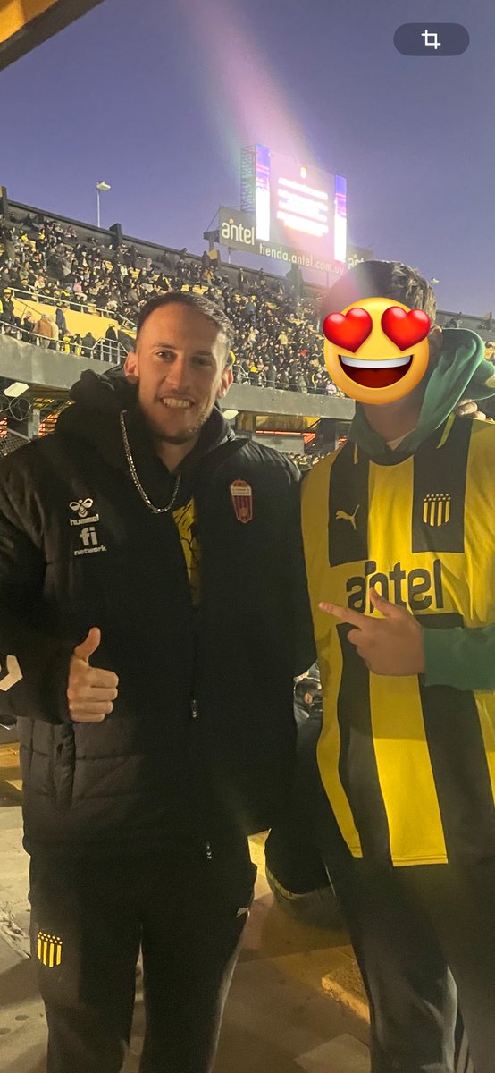 he conocido a un chaval del Eldense en el estadio de Peñarol (Uruguay).

pegando botes me encuentro.