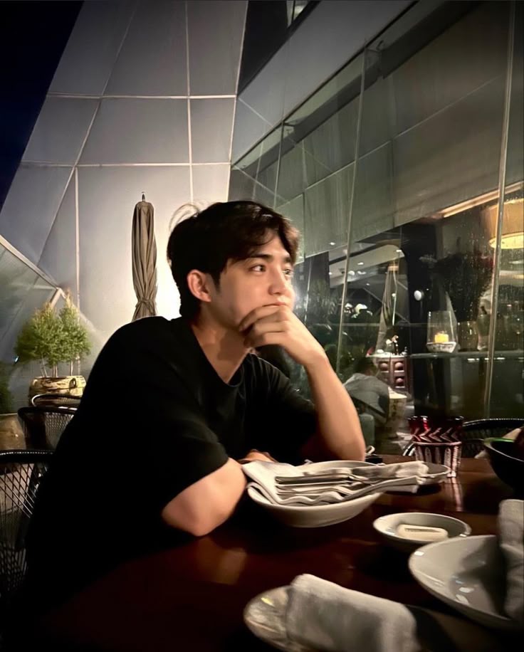 kwanrawr's tweet image. they sit at the same table 🧎🏻‍♀️