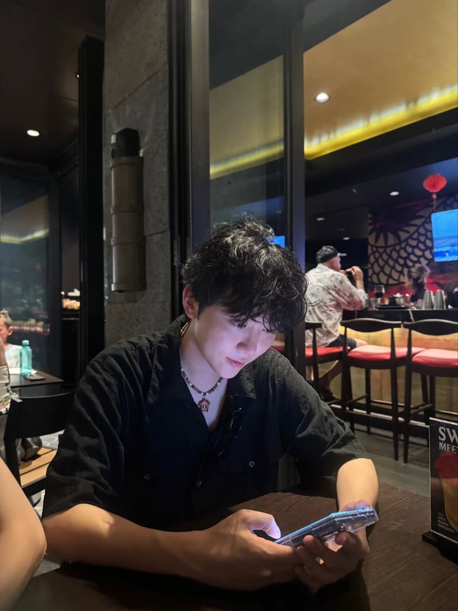 kwanrawr's tweet image. they sit at the same table 🧎🏻‍♀️