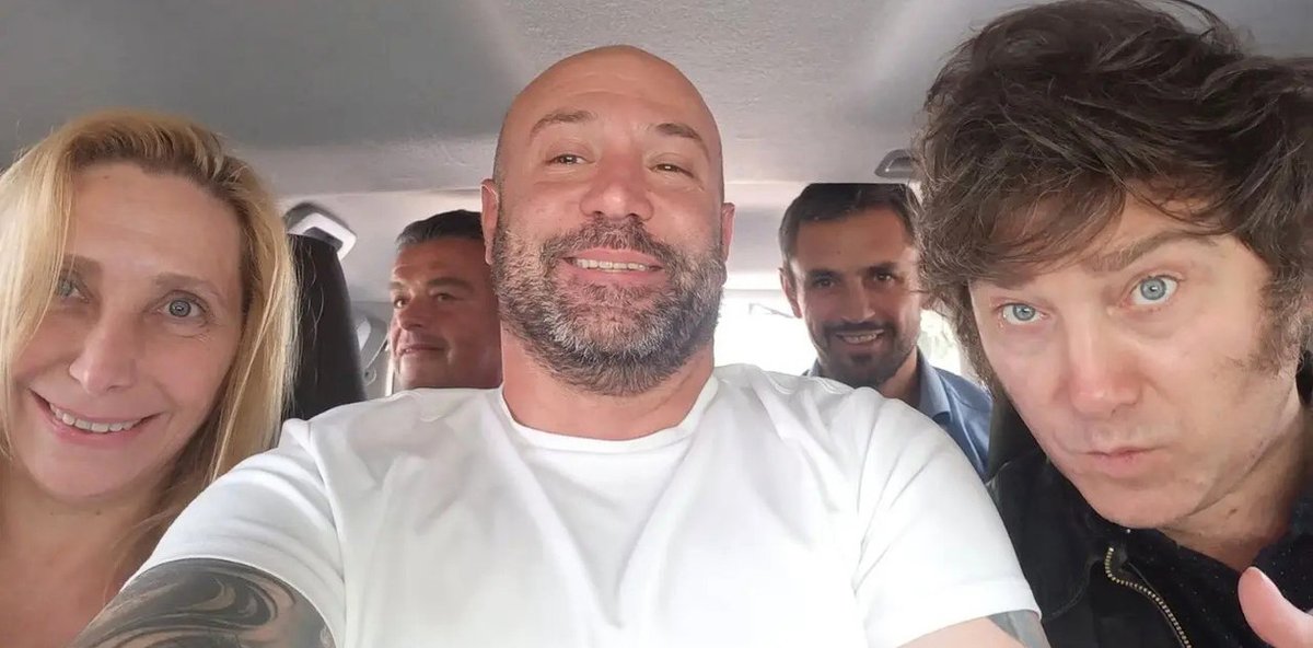 luis_stagram's tweet photo. Dicen que la Justicia adelantó el peritaje de los celulares de los involucrados en el caso de los audios de Spagnuolo.
Veremos qué pasa, porque el tipo está en la rosca... De quién?... No podría afirmarlo.
Ahora hay un dato que resulta interesante: la visita de #Oneto a la casa Rosada con Caputin mientras el Javo estaba marco del aniversario de la Bolsa de Comercio rosarina...
Fue a título de abogado del Javo?
Porque Onetto es socio de #Spagnuolo, habrá ido a NEGOCIAR?!
Veremos...
Diego Spagnuolo habría prometido "decir toda la verdad" y podría terminar como "arrepentido" 👇🏻
https://t.co/zjV8VytNFi