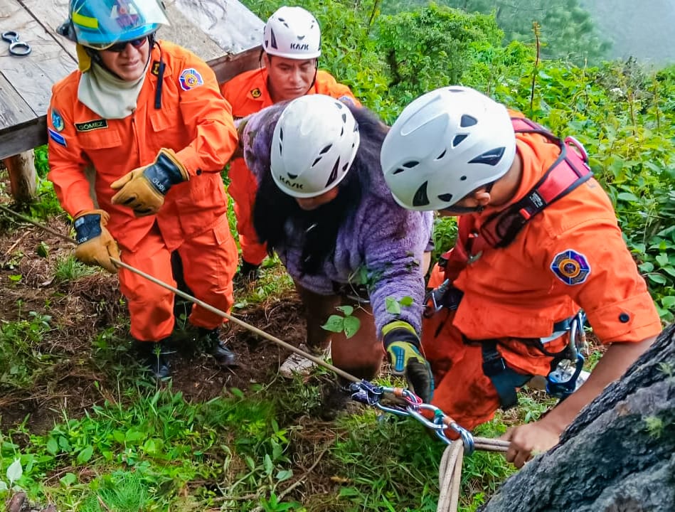 🚨 Nuestro personal operativo destacado en la zona norte del país, realizó el rescate vertical de una persona menor de edad debido a una caída. 👨‍🚒

📍Distrito de La Palma, Chalatenango Norte.