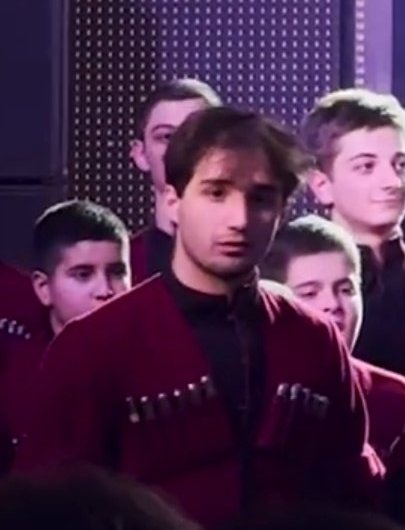 (Gürcü gandagana şarkısının korosundaki çocuk)