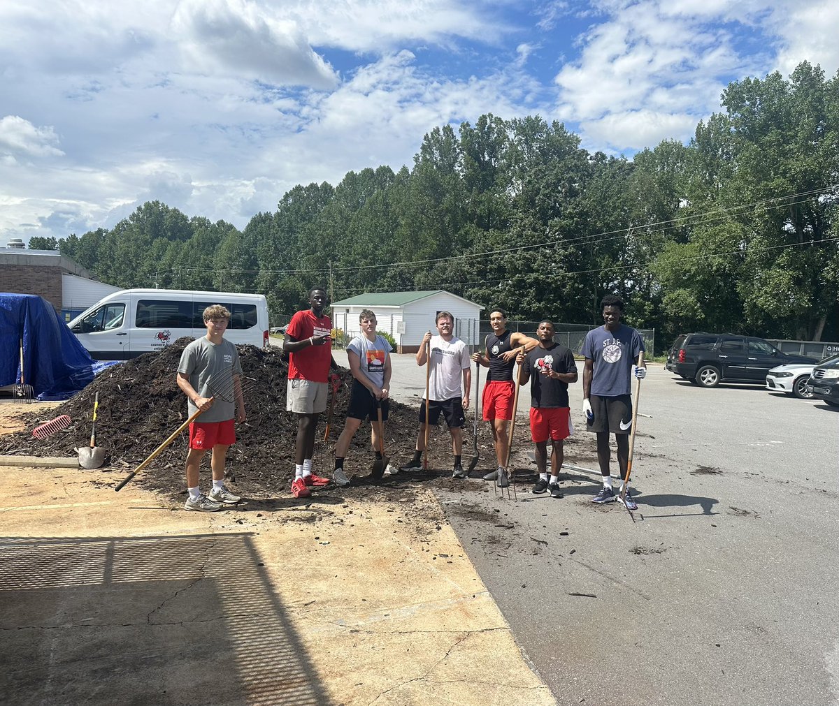 𝗚𝗶𝘃𝗶𝗻𝗴 𝗯𝗮𝗰𝗸 𝘁𝗼 𝘁𝗵𝗲 𝗰𝗼𝗺𝗺𝘂𝗻𝗶𝘁𝘆 𝘁𝗵𝗮𝘁 𝗴𝗶𝘃𝗲𝘀 𝘁𝗼 𝘂𝘀 🫶🏼

#RunWithUs | #SkoDawgs