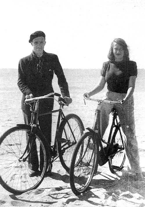 Silvina Ocampo y Adolfo Bioy Casares en Playa marplatense. Década del '40.