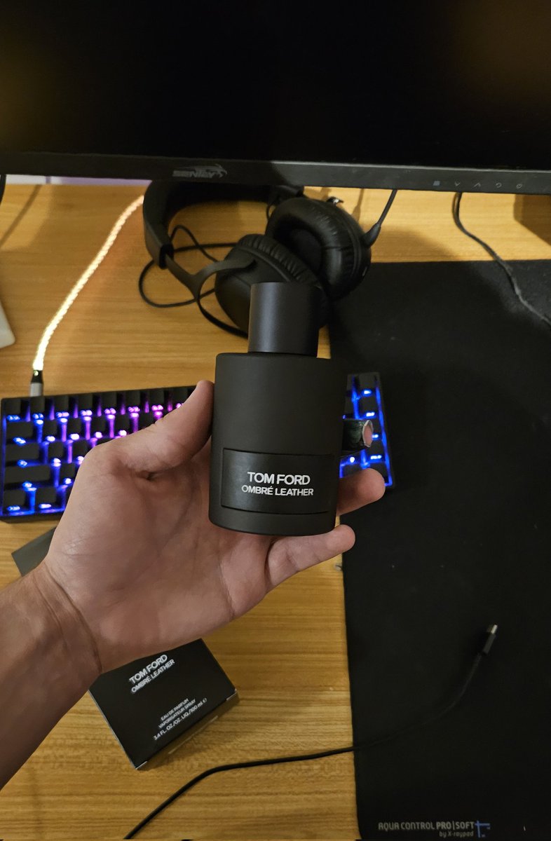 El olor a hombre que tiene este perfume te sube el aura, te lo elogian todos, hombres y mujeres

Tom Ford Ombre Leather

Encima vos mismo te lo sentís todo el tiempo, y te sube la confianza de saber lo bien que olés