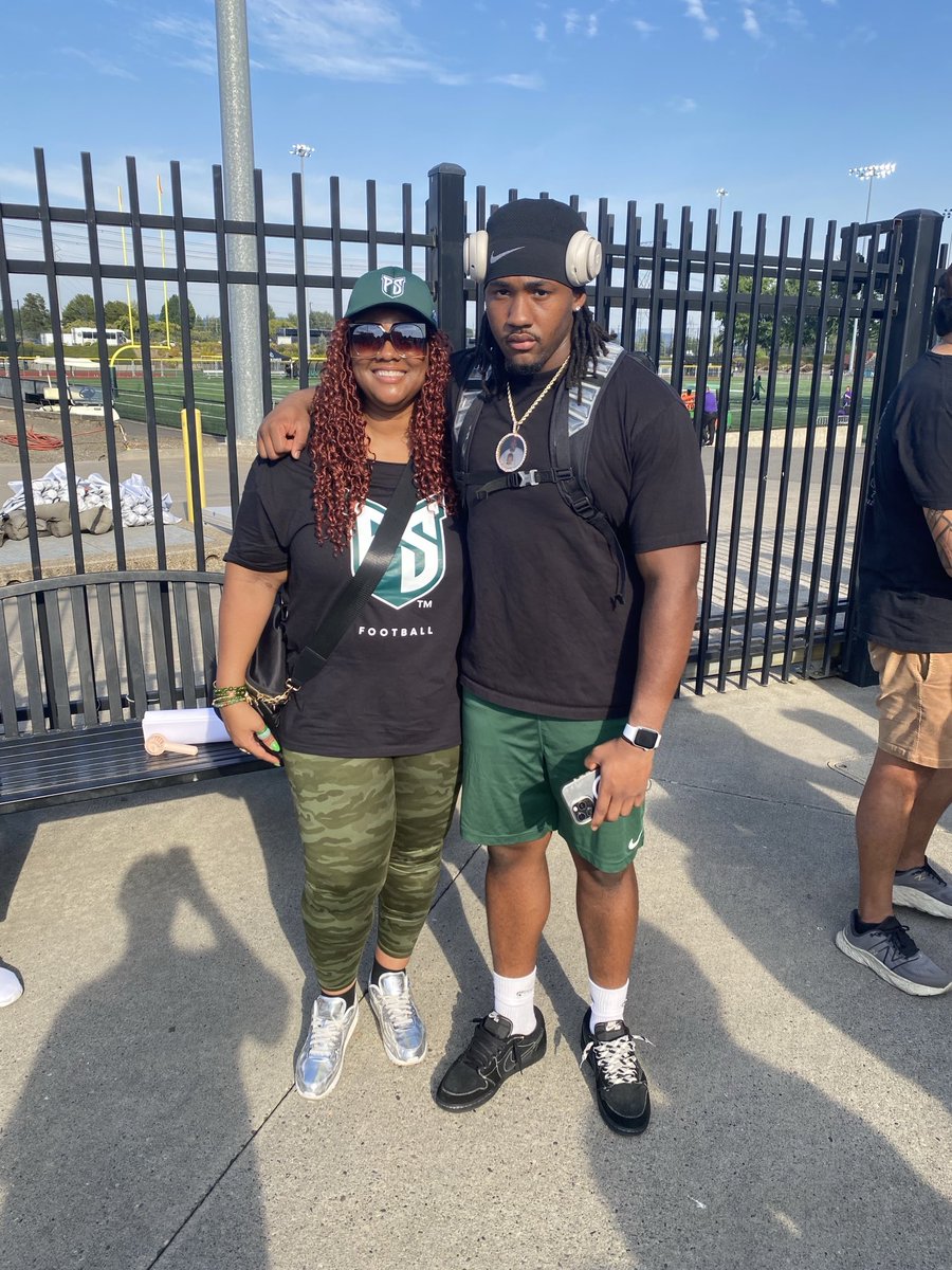 Win or Lose you give your heart to this game and I’m proud to be your greatest supporter ⁦<a href="/HookfinDonte/">Donte Hookfin</a>⁩ 💚🖤💚 #collegefootball #footballmom #myson