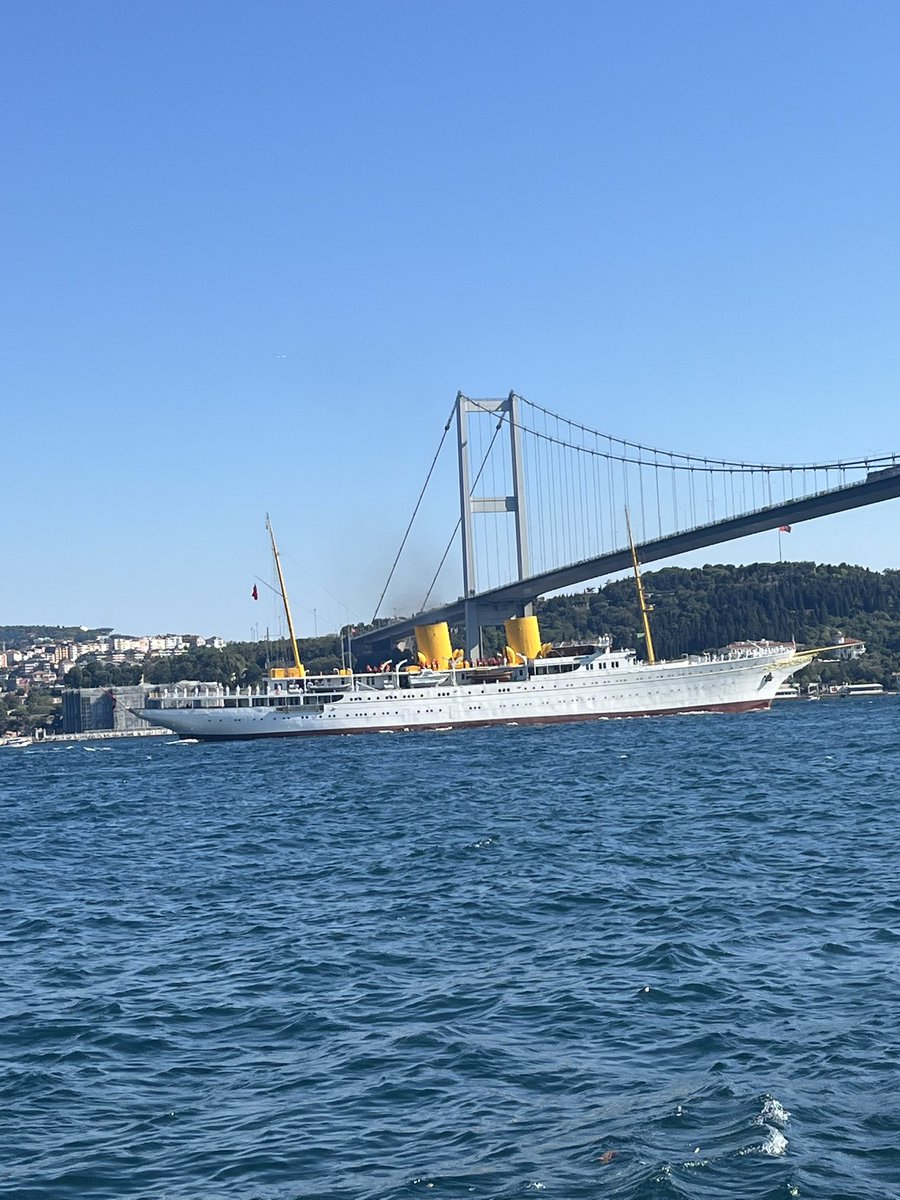 Atatürk'ün Yatı "Savarona" Savarona bugüne kadar inşa edilen kraliyete ait olmayan en büyük yattır. Toplam uzunluğu 136 metre, direği 16 metre, iskeleti 6.1 metre ve en yüksek hızı 18 deniz mili, gezinti hızı ise 16 deniz milidir.
Bu gün  Atamıza Saygıyla  geçişini izledim .