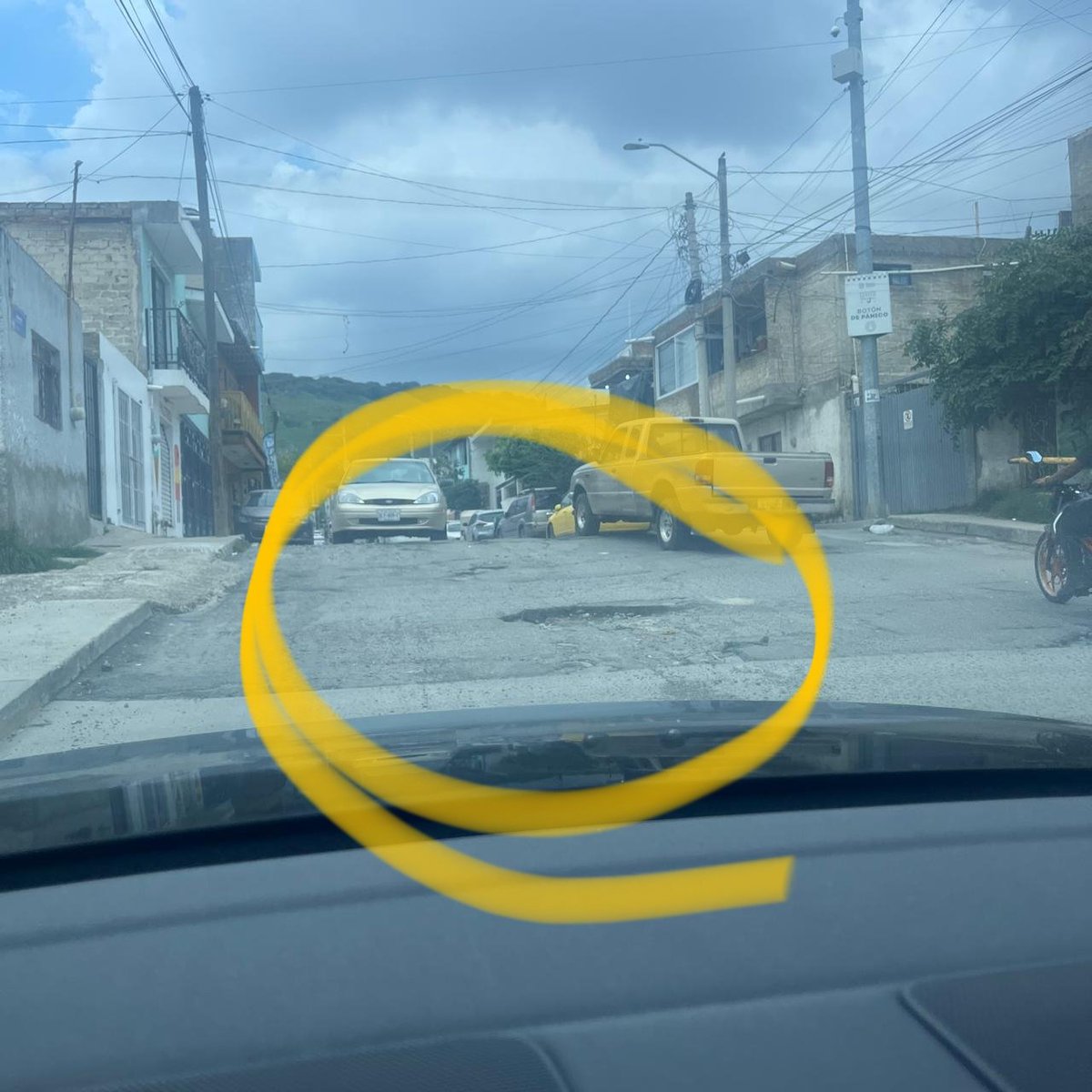 Sonyiiss's tweet photo. @Linea_Zapopan  hay un socavón en la calle Gardenia 138 Colonia la Floresta del Colli, Zapopan, lo taparon hace semanas pero parece que solo lo rellenaron de maicena porque llovió y se lo llevó el agua, es un puente que cruza el arroyo pasan camiones pesados

Ayuda para soluciona https://t.co/BPzv5xCZ3P