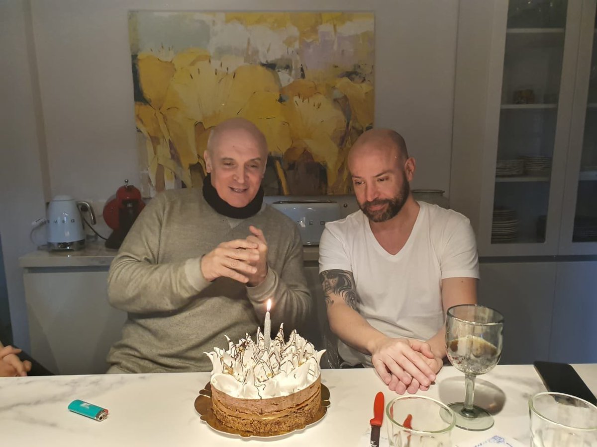 Majul, te voy a decir que sos un gran chanta, el señor Spagnuolo denuncia a Karina por coimas, tiene más de 40 visitas a Olivos y es el abogado personal del presidente.

Están en un cumple, esperando que baje la espuma, se hacen los giles y no explican por qué no pueden...

Fin