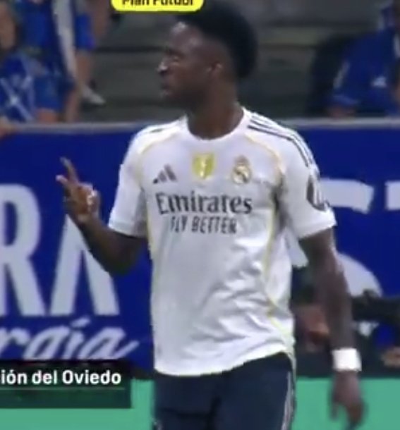 Vinicius diciéndole a la afición del Real Oviedo que quedó segundo en el Balón de oro. Honesto 👏🏻👏🏻