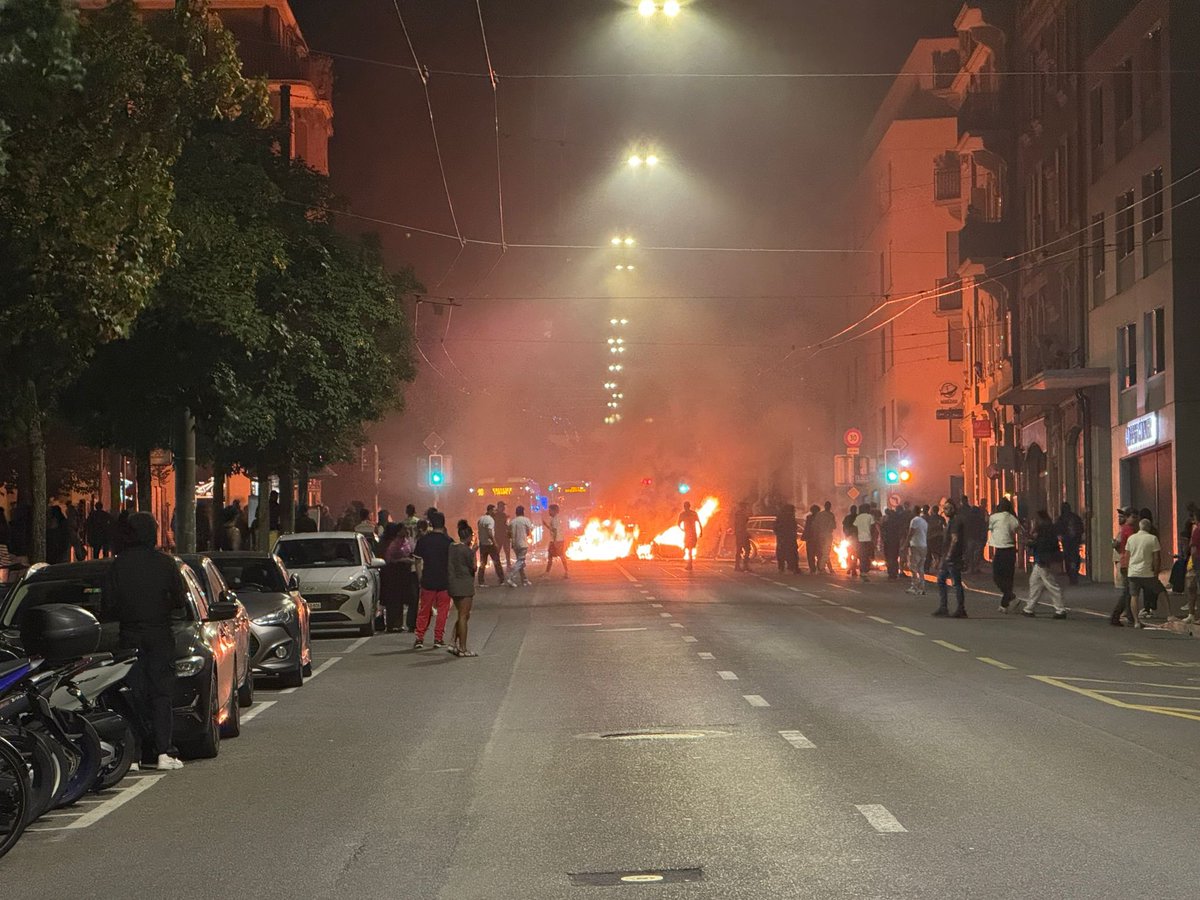 1/ Bus et poubelles incendiés à Prélaz (Lausanne) en réaction à la mort du jeune de 17 ans décédé dimanche matin en fuyant la police sur un scooter volé.
Ignorant ce dont il s'agit, je me rends sur place. Des antifas me reconnaissent, trois m'encerclent, dos au mur, et