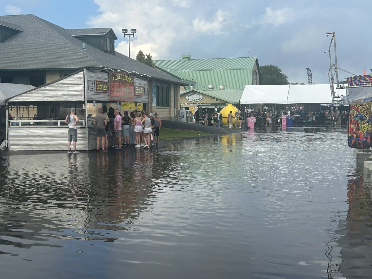 CortRuddy's tweet photo. Crazy afternoon at the @NYSFair. https://t.co/9He644iavS