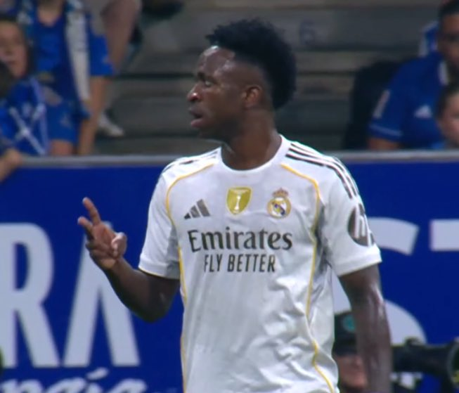 Cr7stianismo_'s tweet photo. Vinícius Junior nunca había jugado en Oviedo.

-Le abuchean solo por salir a calentar.
-Le insulta todo el estadio cuando sale a jugar.
-Le tienen preparados balones de playa para burlarse.
-Le tiran objetos desde el público.

Pues gol, asistencia y gesto de a segunda. Honor. https://t.co/qrsvfWTcP9