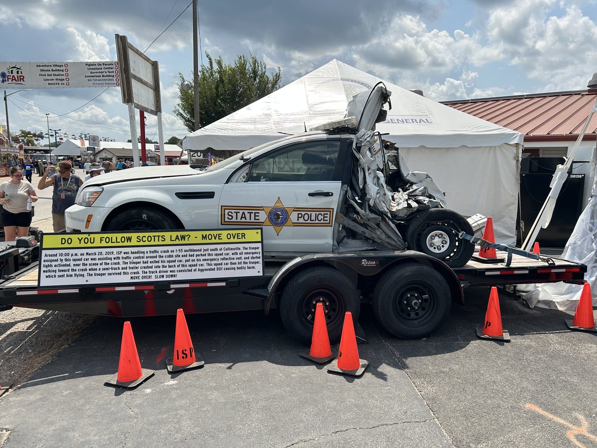 ILStatePolice's tweet image. Remember: Slowing down and moving over when you see emergency or hazard lights isn&apos;t just a good idea—it&apos;s the law. Thank you to all who move over and help keep us safe! 🚨🛑 #MoveOver