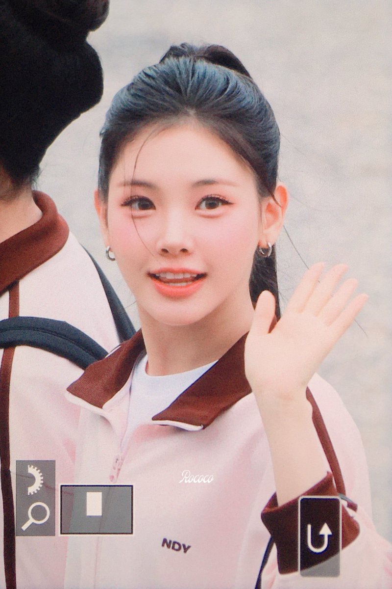 rococo_yh's tweet photo. 250825 이혀니 홧팅(๑˃̵ᴗ˂̵)و 
#BabyDONTCry #베이비돈크라이 #Yihyun #이현 https://t.co/cBFm0NgbpI