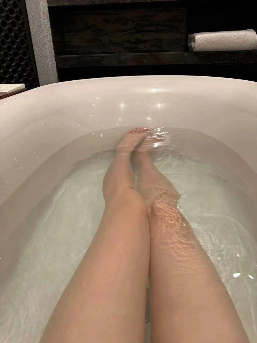 Uncommonswift's tweet image. ✨ Soaking away the stress, one bubble at a time 🛁💦 Legs up, thoughts down, and nothing but pure relaxation energy 🌙🍃 Self-care mode: ON ❤️