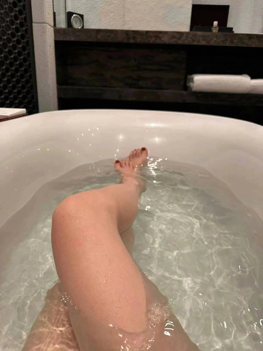 Uncommonswift's tweet image. ✨ Soaking away the stress, one bubble at a time 🛁💦 Legs up, thoughts down, and nothing but pure relaxation energy 🌙🍃 Self-care mode: ON ❤️