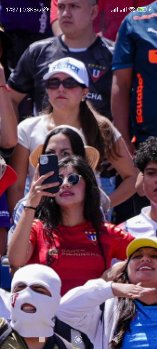 Cuando me hice hincha de este equipo, no me imaginé ver hinchada femenina tan hermosa 😍 que me hace ir a estadio solo por ellas ❤️❤️❤️#Hermosas #Bonitas #LDUQuito