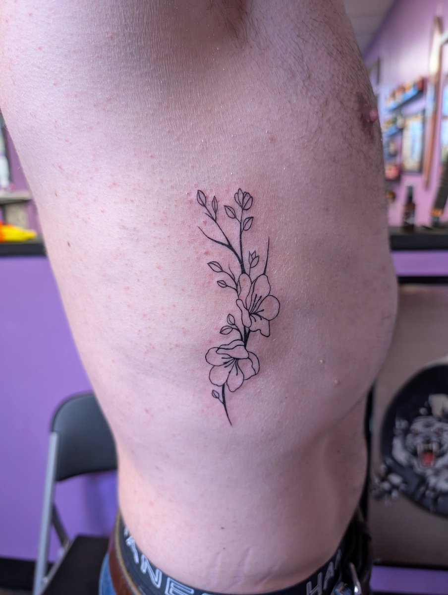 QuillyPrints's tweet photo. "I'm just a girl" but it's "I'm just a homosexual" and I use it to get my boss to fix my car for me
#Tattoo #Tattoos #RibTattoo #Finelinetattoo #FloralTattoo #Floral https://t.co/vMbWy4YBNo