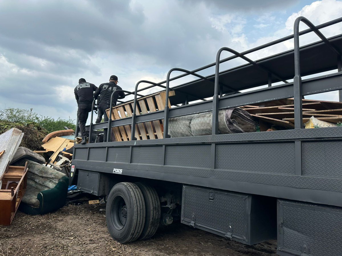 El apoyo por la contingencia derivada de las lluvias, sigue dándose a la población de los capital. Se sacan de los hogares objetos dañados para trasladados a un sitio de acopio y coadyuvar a la limpieza de sus espacios.