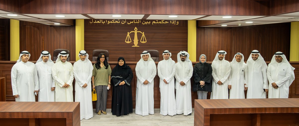 خلال لقاء مفتوح عقده مع المحامين في جمعية المحامين الكويتية

وزير العدل المستشار ناصر السميط: قانون المحاماة الجديد سيحدث نقلة نوعية في المهنة ويوفر الضمانات لها

- أبرز ما يتضمنه حماية المحامي من عقوبة الحبس في جرائم الجلسات

kuna.net.kw/ArticleDetails…

#كونا #الكويت