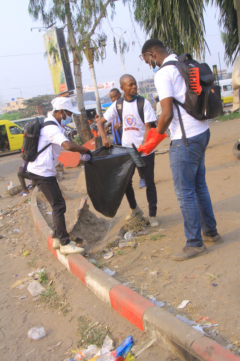 🌍♻️ Ce 23 août, le CJP-RDC/ASBL a mobilisé la jeunesse pour une Kinshasa plus propre devant le Palais du Peuple : +200 kg de plastiques ramassés. 
Le coordon National a pris part à cette action citoyenne pour l’environnement et la santé publique.
👏 Bravo aux membresde Kinshasa