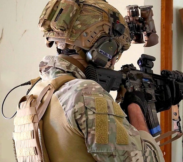 devgroup_jp's tweet image. S.O.E. HELMET BALLAST

本ポーチは、PVS14 や PVS7  NOD装着時の重量によるヘルメット前方への傾きを補正し快適性を向上させます。ヘルメット表面のベルクロに取り付け、NSW  Helmet Ballast は、MS2000 とCR123s  とAA/AAA6個を安全に装着可能。

devgroup.jp/shopbrand/ct2/