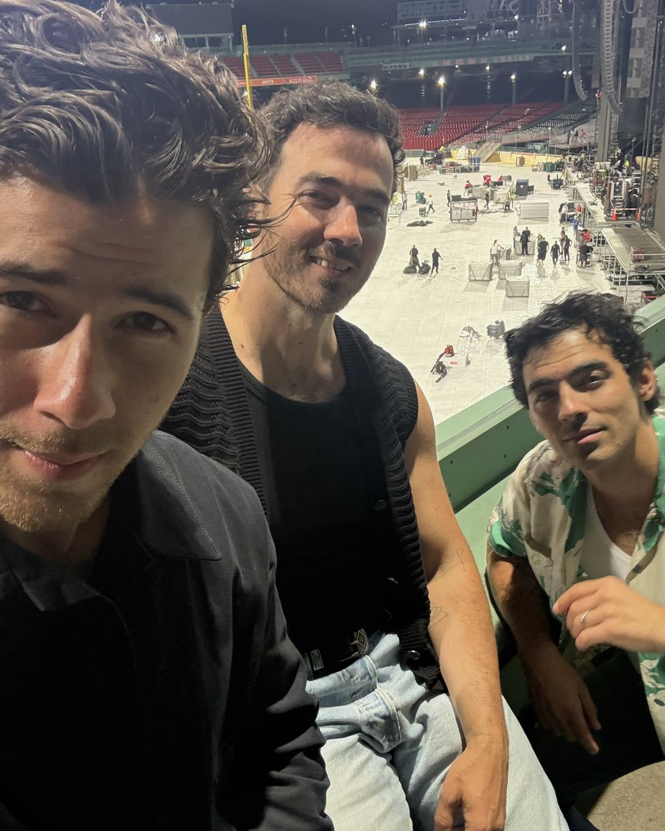 Jonas Brothers tweet media