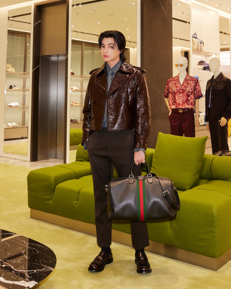 tb_entofficial's tweet photo. กลัฟคณาวุฒิ Gucci Ambassador เพียงหนึ่งเดียวของไทยที่ได้บินลัดฟ้าร่วมงาน Gucci GG Monogram ซึ่งจัดขึ้นที่ร้าน Gucci ณ Wuhan SKP เมืองอู่ฮั่น ประเทศจีน

GULF BA GUCCI IN WUHAN
@gulfkanawut @gucci 
#GucciGGMonogramxGulf
#GGMonogram #GulfKanawut https://t.co/UWC22yT9Ut