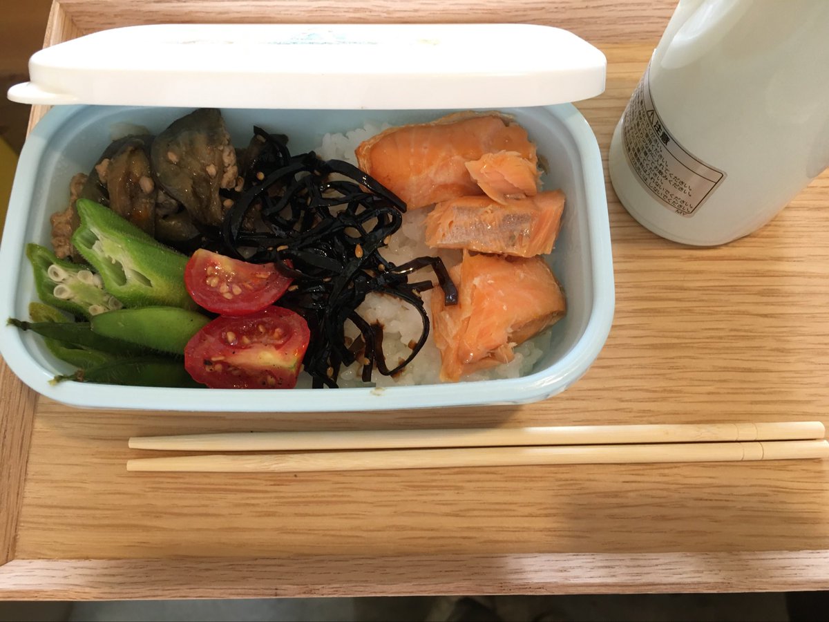 こんにちは！今日早起きしたせいか間違えて10時過ぎに来てしまい苦手な事務作業してました。
お弁当は昨日配達へ行った先の方が家庭菜園して出来た野菜です。
黄色の可愛いお花はご近所の野道さんで一目惚れ。
今日も18時までそれいけアンパンマンのように！