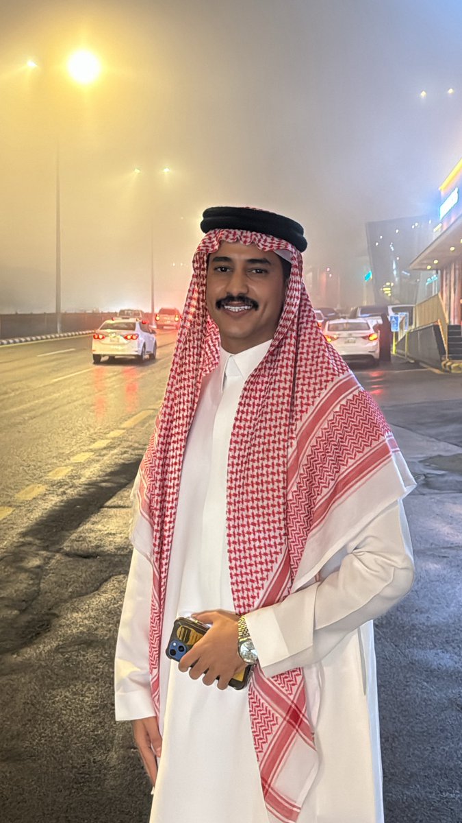 والله اني ما أتردى و لا أحب القصور
و أتجاهل كل من هو ضعيف و مبتلي
َ
رافعتني عزة النفس .. لـ حد الغرور
و الثقه بـ النفس لـ أعلى مكانٍ معتلي
َ
لا دعولي والديني .. بـ تيسير الأمور
ما علي من باقي الناس لو تدعي علي
<a href="/9e_You/">حمد العتيبي</a> #حمد_العتيبي