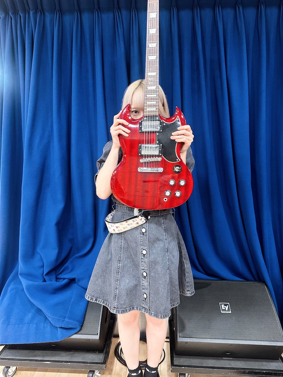 ちらり🎸👁️
