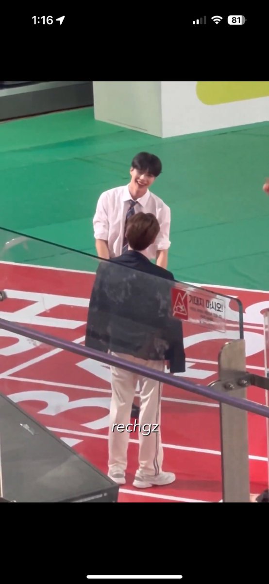 입혀준 것도 입혀준 건데 입히고 옷 매무새 만지고 한걸음 떨어져서 입은 모습 바라보며 웃기 < 최종붕괴